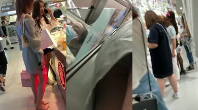 抄底漂亮少妇 和闺蜜一块逛街 看着特别干净的蓝白内内