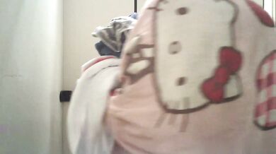 屌丝潜入某高校游泳池更衣室偷放设备近景偷拍洗澡换泳衣学妹