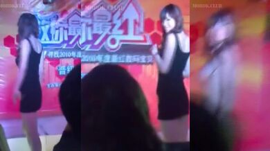 选秀节目现场翻车妹子为了爆红现场突然当众脱光光